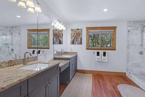 Shower, hair dryer, towels, soap - LakeFRONT,FREE Kayaks & Entire FLOOR of GAMES (Canyon Lake)