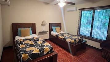 3 habitaciones, tabla de planchar con plancha, wifi y ropa de cama
