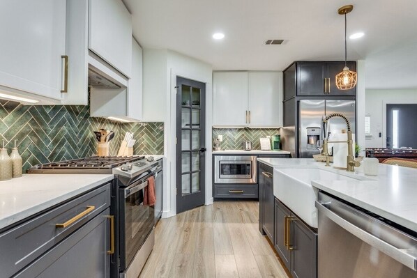 Een koelkast, een microgolfoven, een oven, een kookplaat