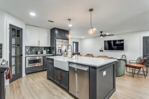 Een koelkast, een microgolfoven, een oven, een kookplaat