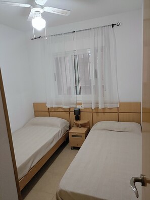 2 chambres, fer et planche à repasser, accès au Wi-Fi (inclus)
