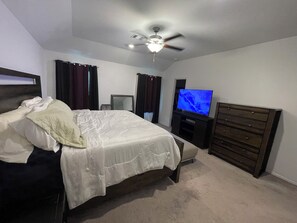4 bedrooms, desk, WiFi, bed sheets - Sleep Well Near Houston - 3BR, 2 Bath, Office & More (Richmond)
