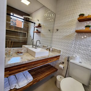 Basic-Dreibettzimmer | Badezimmer | Dusche, Handtücher, Seife, Shampoo