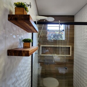 Basic Double Room | Bathroom | Shower, towels, soap, shampoo - Rei dos Mares Suítes by Easy Hotéis (Ubatuba)