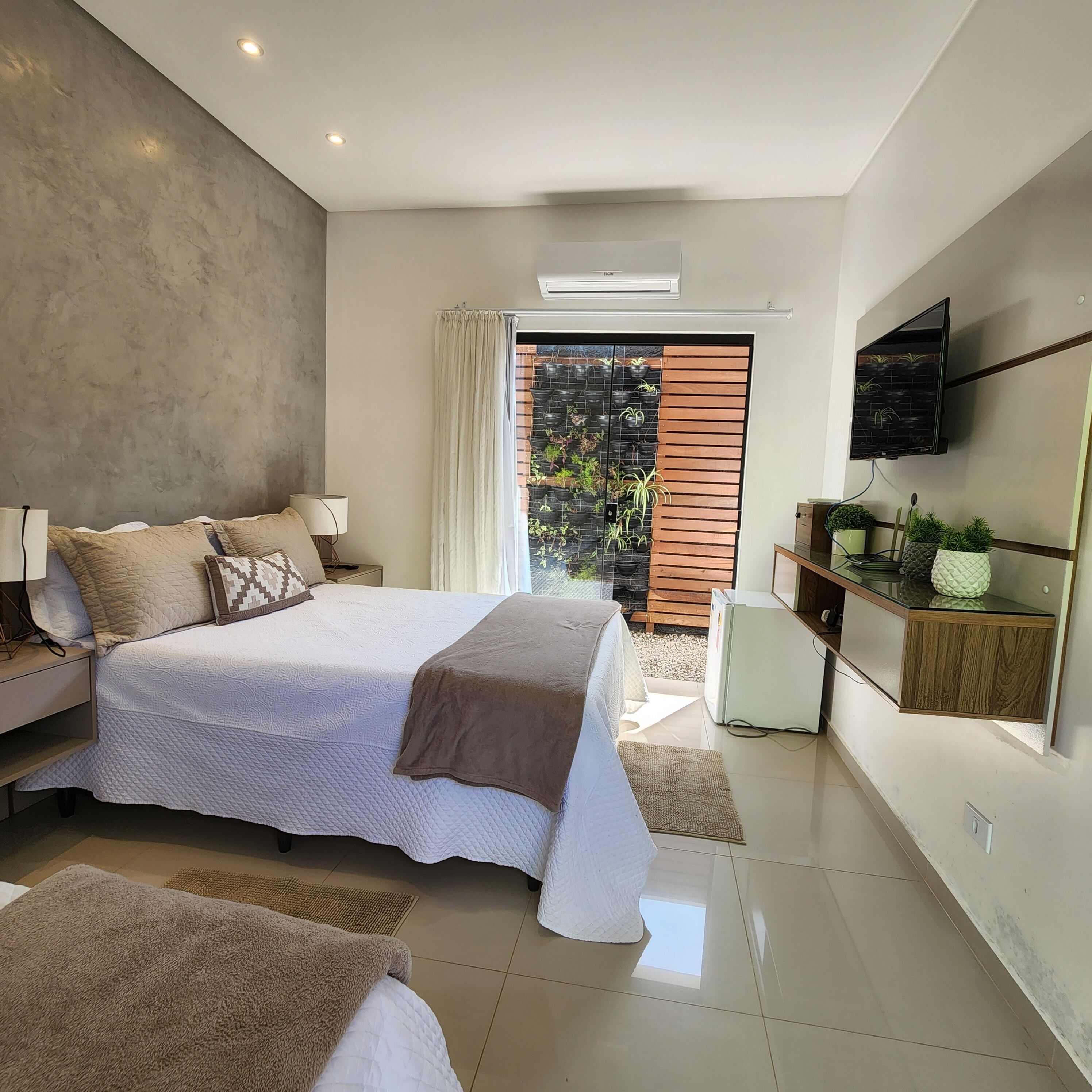 Kamar Quadruple Basic | Meja kerja, ruang kerja ramah laptop, dan Wi-Fi gratis