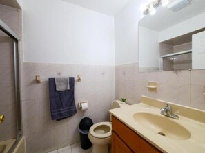 Sèche-cheveux, serviettes fournies, papier toilette