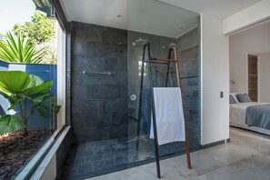 Suite Deluxe | Baño | Amenidades de baño gratuitas, secadora de cabello, toallas, jabón 