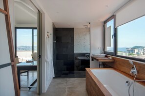 Premium Suite, Bay View | Bathroom | Free toiletries, hair dryer, towels, soap - VILLA PARANAGUA HOTEL E SPA (Rio de Janeiro)