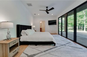 3 bedrooms, desk, WiFi, bed sheets