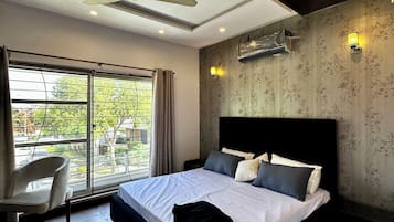 3 habitaciones, tabla de planchar con plancha, wifi y ropa de cama