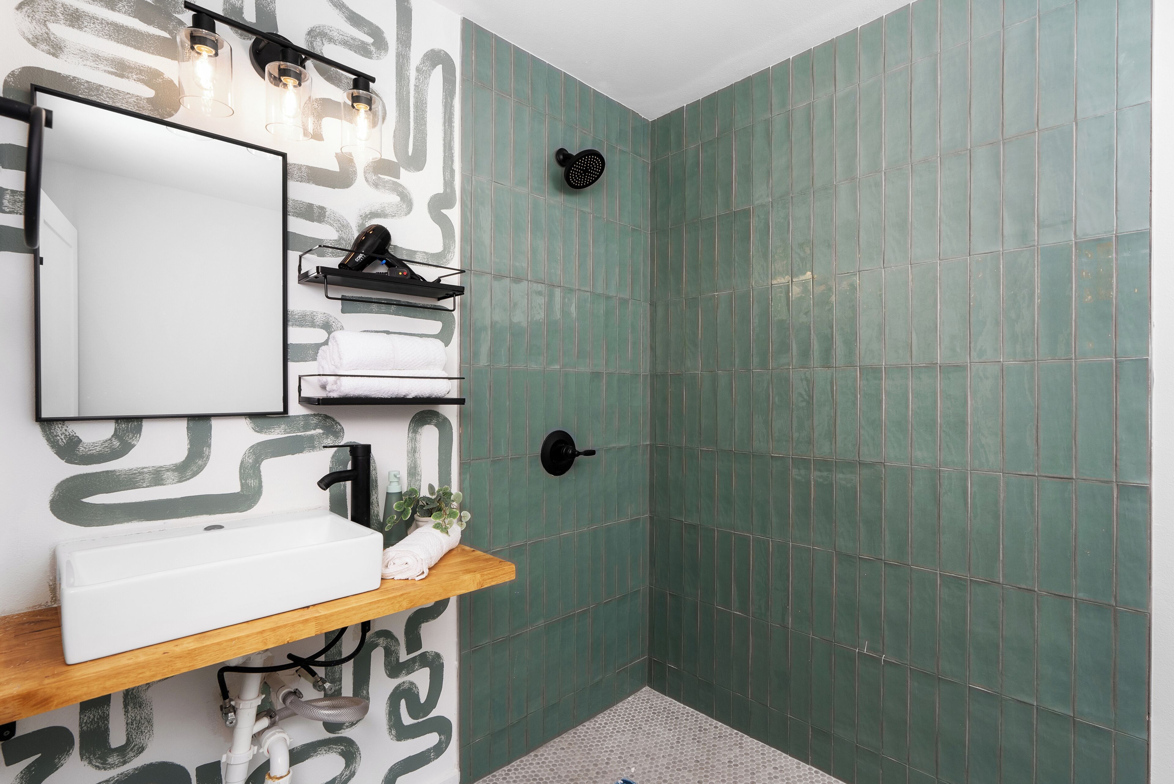 Douche, articles de toilette gratuits, sèche-cheveux