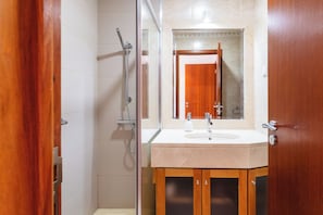 Shower, hair dryer, towels - GuestReady - Peaceful haven in Funchal (Funchal)