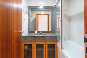 シャワー、ヘアドライヤー、タオル