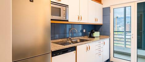 Kühlschrank, Mikrowelle, Ofen, Geschirrspüler