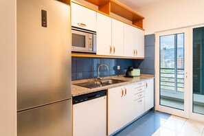 Kühlschrank, Mikrowelle, Ofen, Geschirrspüler