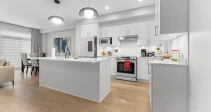 BLISS Modern Luxury 3 BED Entire Family-Friendly Townhome + FREE PARKING.