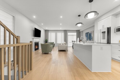 BLISS Modern Luxury 3 BED Entire Family-Friendly Townhome + FREE PARKING.