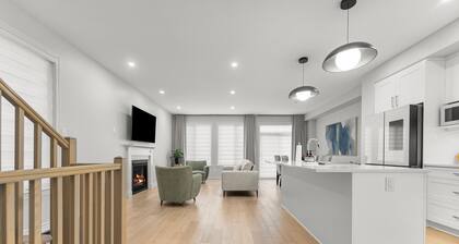 BLISS Modern Luxury 3 BED Entire Family-Friendly Townhome + FREE PARKING.