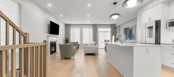 BLISS Modern Luxury 3 BED Entire Family-Friendly Townhome + FREE PARKING.