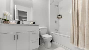 Toalhas de banho, sabonete, papel higiênico