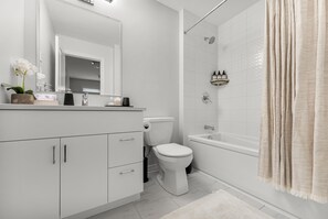 Toalhas de banho, sabonete, papel higiênico 