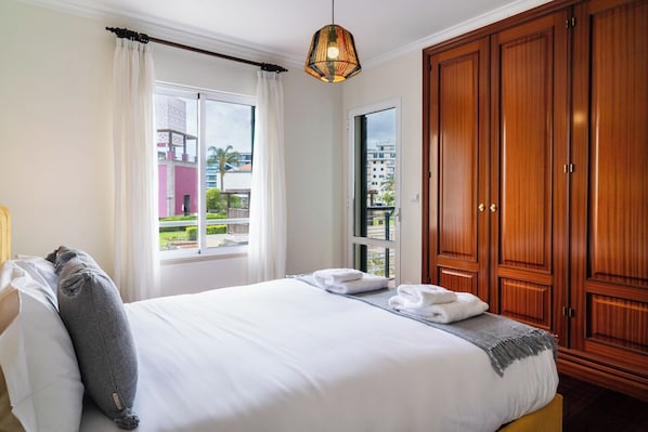 2 habitaciones, tabla de planchar con plancha, internet y ropa de cama 