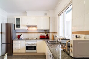 Microondas, horno, placa de cocina, lavavajillas