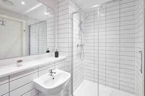 Shower, eco-friendly toiletries, hair dryer, towels - GG-Guest House (Liverpool)