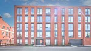 A multi-story red brick building with large windows and a flat roof. - GG-Guest House (Liverpool)