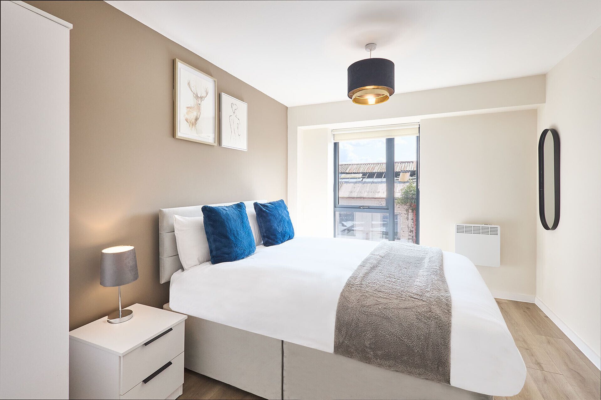 2 habitaciones, escritorio y tabla de planchar con plancha 