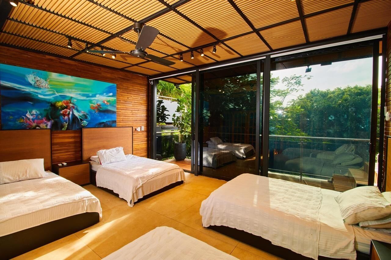 4 bedrooms, iron/ironing board, WiFi, bed sheets