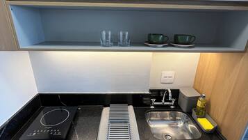 Geladeira, micro-ondas, cooktop, talheres/pratos/utensílios de cozinha
