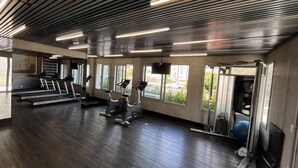 A gym with treadmills, elliptical machines, and free weights. - Brooklin subway - US Consulate - Vibra São Paulo (Jardim das Acacias São Paulo)