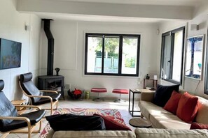 TV connectée, cheminée, livres