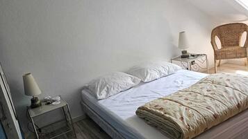 3 habitaciones y tabla de planchar con plancha