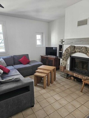 TV, fireplace