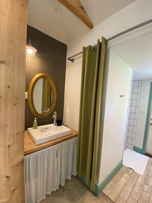 Haartrockner, Handtücher, Seife, Toilettenpapier