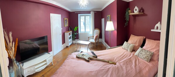 1 bedroom, desk, travel cot, free WiFi