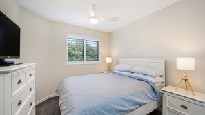 2 bedrooms, WiFi, bed sheets - Meridian unit 4 Kings Beach QLD (Kings Beach)