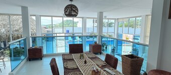 Beautiful and Spacious 6-bedroom villa close to the beach in Santa Verónica