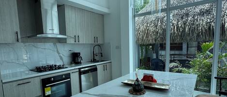 Micro-ondes, four, plaque de cuisson, lave-vaisselle