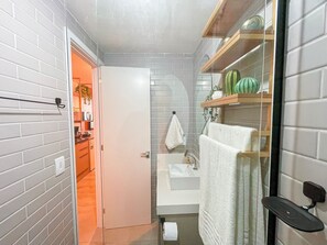 Appartement exécutif | Salle de bain | Douche, articles de toilette (gratuits), serviettes fournies, savon