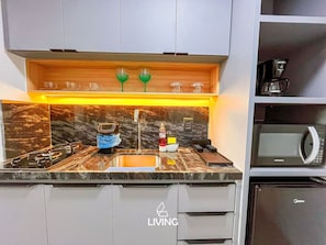 Apartamento superior | Cozinha privada | Frigobar, micro-ondas, cooktop, talheres/pratos/utensílios de cozinha