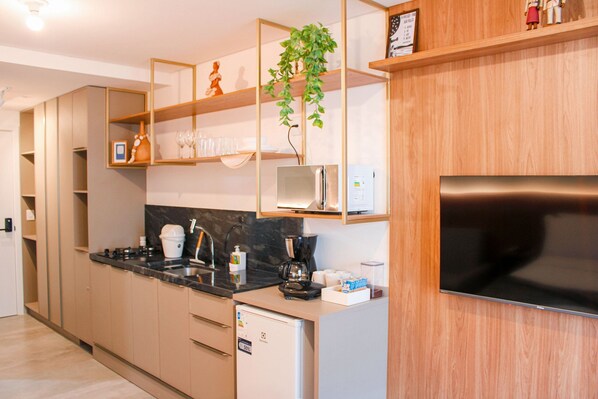 Apartamento executivo | Cozinha privada | Frigobar, micro-ondas, cooktop, talheres/pratos/utensílios de cozinha