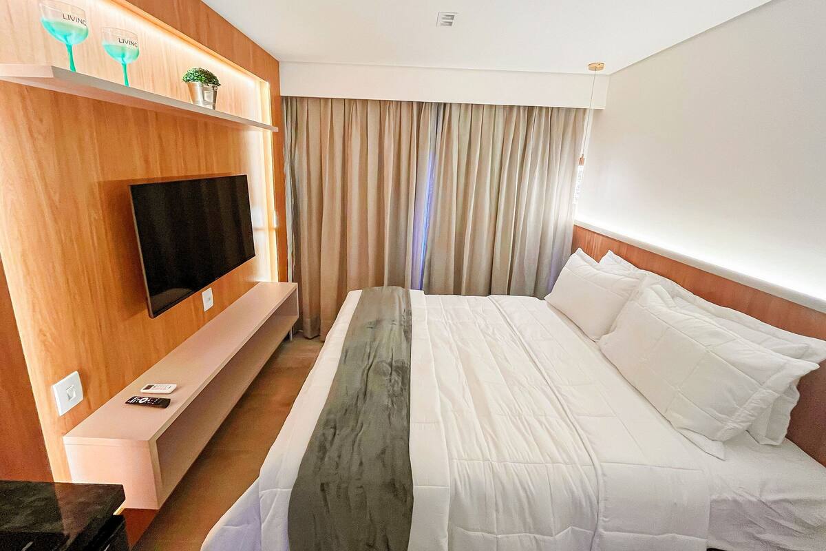 1 habitación, muebles diferentes y espacio para trabajar con laptop