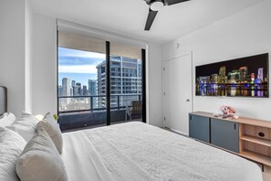1 bedroom, desk, iron/ironing board, travel crib - Bright & Breezy 1 Bed Unit With Water & City Views (Miami)