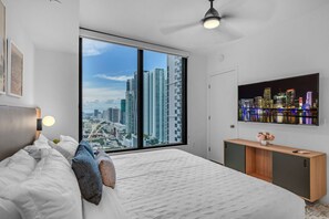 1 soverom, skrivebord, strykejern/-brett og reiseseng for barn