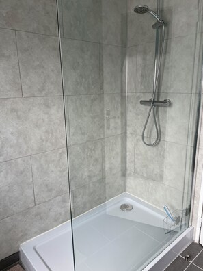 淋浴设施、毛巾、肥皂、卫生纸