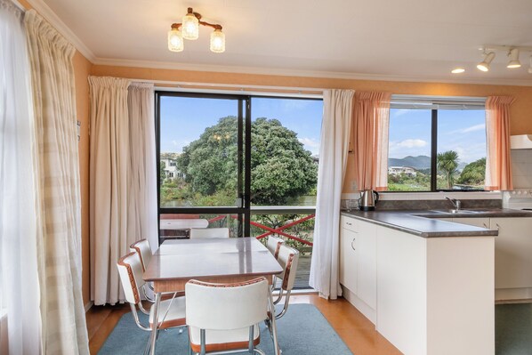 Kühlschrank, Mikrowelle, Toaster, Kochgeschirr/Geschirr/Besteck