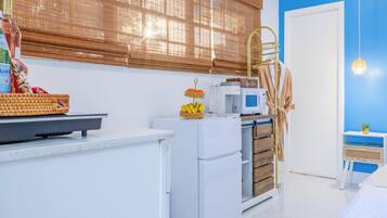 Refrigerador, microondas, parrilla de estufa y cafetera y tetera